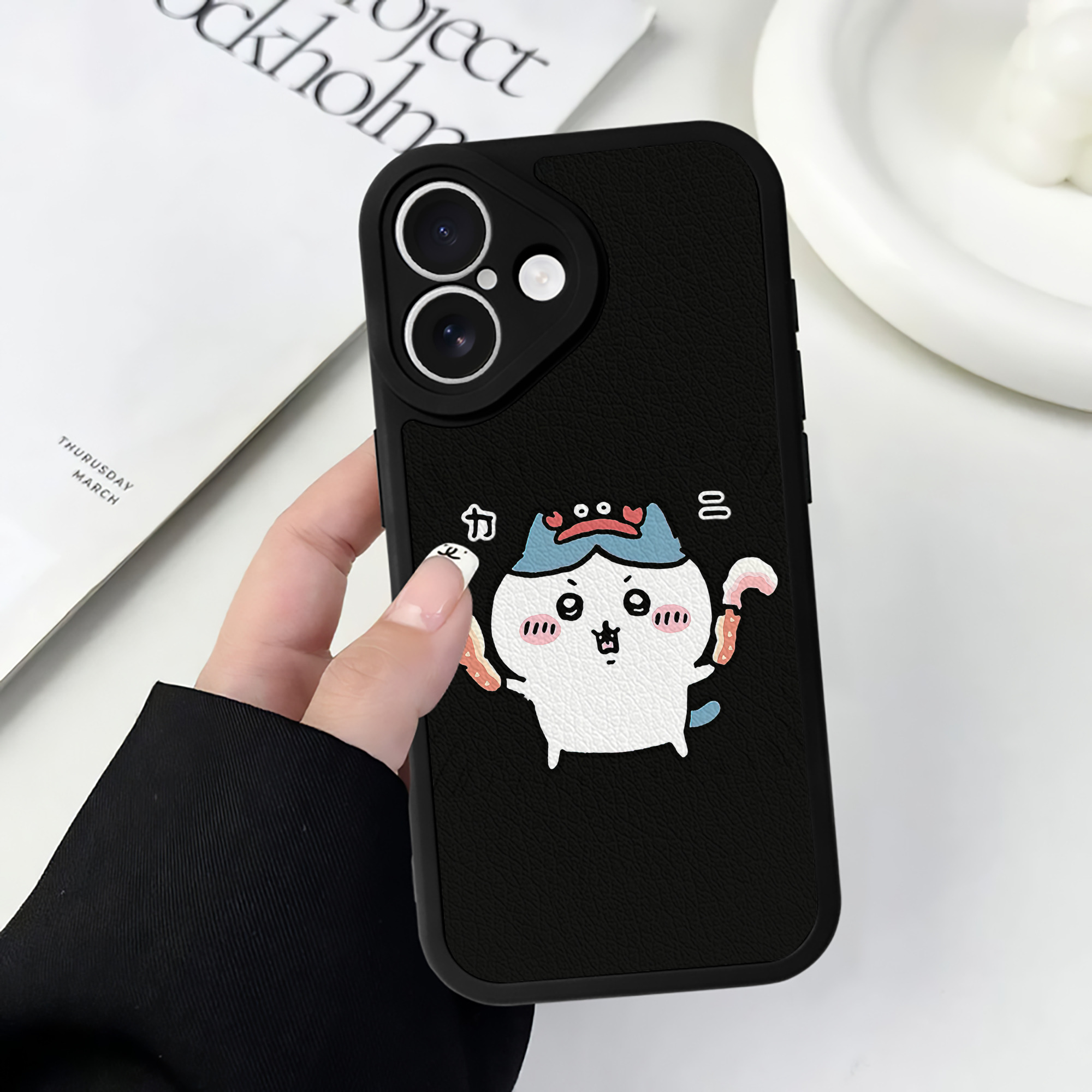 （画像用） ちいかわ ハチワレ Chii-kawa hachiware 【iPhone 16シリーズ対応】シリコンスマホケース（レザー調） 材質：シリコン